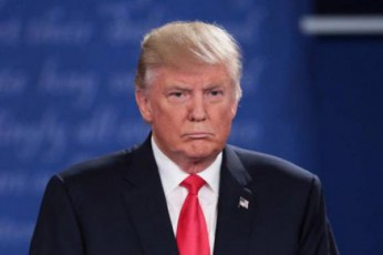 donald-trampi-jon-makkeinis-dakrZalvis-dros-golf-klubSi-imyofeboda