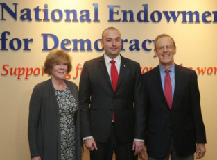 saqarTvelos-premier-ministrma-da-NED-is-prezidentma-saqarTvelos-demokratiuli-ganviTarebis-mniSvnelobaze-isaubres