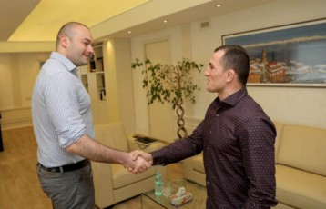 mamuka-baxtaZe-UFC-is-umaRles-ligaSi-qarTuli-droSiT-moaspareze-erTaderT-sportsmen-merab-dvaliSvils-Sexvda