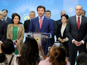 nacmoZraobam-da-misma-satelitebma-politikuri-speqtakli-mozardis-mkvlelobis-saqmeze-gaaTamaSes