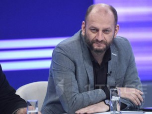 absurdic-aRar-aris-is-rom-Tavad-moRalate-politikuri-Zala-salome-zurabiSvils-RalatSi-adanaSaulebs