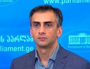 samtrediaSi-ocnebis-deputats-saxli-gauqurdes
