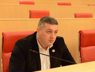 gjeraT-rom-qveyanaSi-TiTqmis-800-aTasi-avadmyofi-adamiania-romelmac-mxari-im-Zalas-dauWira-romelmac-gaaupatiura-da-axalgazrdebi-mokla