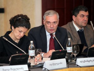 me-maqvs-arCevani---wulukianis-yofili-moadgile-mmarTvel-gunds-qocebs-uwodebs