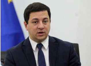 batonma-berZeniSvilma-saakaSvilisgan-Tavze-xelis-gadasma-daijera
