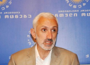 vin-ufaravs-murman-dumbaZes-aTobiT-aTasian-kredits--romel-opoziciur-partiaSic-Sevedi-yvelgan-movigeT-arCevnebi