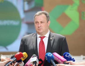 ukidures-siRaribeSi-myofTa-am-mdgomareobidan-amoyvanas-movaxerxebT-miznobrivad-mimarTuli-TanxebiT-razec-muSaoba-mamuka-baxtaZis-mTavrobam-pirvelive-dRidan-daiwyo