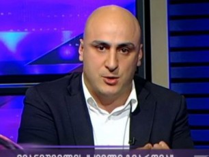 ivaniSvilis-gverdiT-vxdavT-daviT-zeikiZes-romelic-avtomatiT-xelSi-mitingebs-arbevda-da-goga-xaindravas-romelic-xalxs-xvretda