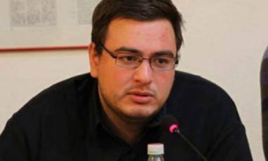 publicistoba-ar-aris-qmris-fuliT-mamis-gazeTSi-3-statiis-gamoqveyneba--lorTqifaniZe-Carkvianze