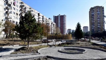 kaxa-kalaZe-gldanis-meeqvse-mikroraionSi-parkis-mowyobis-samuSaoebs-gaecno