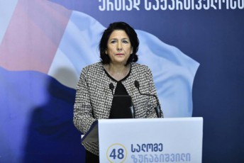 salome-zurabiSvilis-gancxadebiT-mas-da-mis-Svilebs-sicocxlis-xelyofiT-emuqrebian