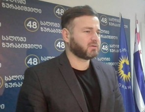 irakli-WeiSvili-murman-dumbaZeze--uxerxulia-nacionaluri-moZraobis-ofisSi-akeTebde-gancxadebas-da-vinmes-gayalbebas-abralebde