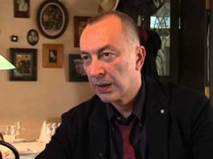 am-scenaze-idga-kaci-sabWoTa-gadmonaSTi-breJnevis-TanaSemwe-da-xalxs-eubneboda-rom-eifelis-koSki-ruseTia-da-kremli-safrangeTi