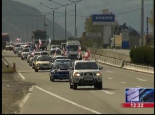 protesti-rusuli-okupaciis-winaaRmdeg---200-ze-meti-manqanisgan-Semdgari-kolona-atocisken-miemarTeba