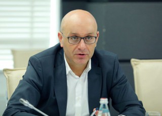 Canawerebi-da-politikuri-spekulaciebi-omegas-Temaze-mas-Semdeg-daiwyo-rac-kompaniam-ramdenjerme-daarRvia-Tavisive-SemoTavazebuli-grafiki