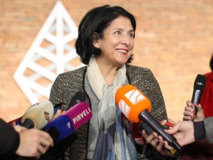 im-adgilis-arCeva-sadac-naklebma-adamianma-momca-xma-simboluri-dasturia-rom-yvelas-prezidenti-var---aravisze-gabutuli-ar-var