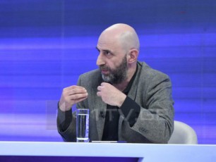 nuravin-CaTvlis-rom-es-inauguraciidan-gaqcevaa-radgan-Zalian-kargad-maxsovs-2004-wlis-inauguracia-quTaisSi-Catarda