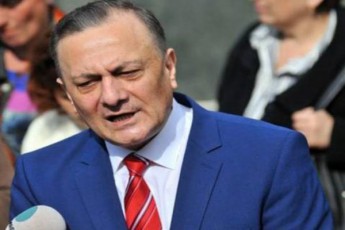 kaxa-Zagania-Saliko-aSS-s-senatSic-bevri-iZromiale-magram-yvelam-naZvis-xeze-dagikida
