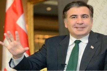 mixeil-saakaSvili-mxardamWerebs-TelavSi-saprotesto-aqciaze-misvlisken-mouwodebs