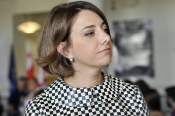 am-kacs-ra-unda-egeba-gaarkvios-droa-politikas-SeeSvas-visac-unda-imas-umReros-da-paklonzec-imasTan-iaros