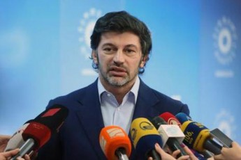 adamianis-daWera-aravis-uxaria-vnaxeT-kadrebi-rogor-urtyamda-kirkitaZe-policiels