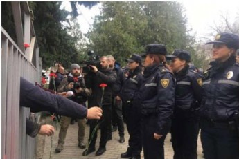gurjaanis-sasamarTlosTan-aqciis-monawileebma-policielebs-yvavilebi-miutanes