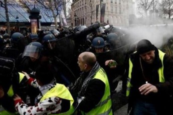 parizSi-yviTeli-Jiletebis-aqciaze-demonstrantebsa-da-policias-Soris-Setakeba-moxda