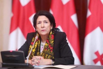 salome-zurabiSvili-xelfasze-uars-ambobs-da-pensiiT-cxovrebas-apirebs