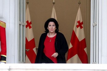 saxelmwifo-droSis-etaloni-romelic-avlabris-rezidenciaSi-inaxeboda-aTonelis-quCaze-mdebare-prezidentis-sasaxlis-ezoSi-pirvelad-aRimarTa
