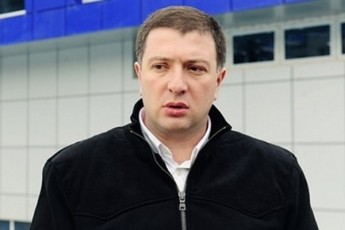 kalaZis-melki-Julikoba---ISUDZU-s-markis-avtobusebi-igive-yviTeli-avtobusebia