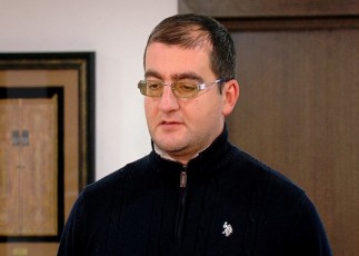 aba-ra-exeba-kamerebis-win-dayenebuli-tirili-da-armanis-tansacmelSi-kopwiaoba
