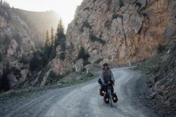 qarTulma-policiam-molodins-gadaaWarba---turistebs-TbilisSi-moparuli-velosipedebi-daubrunes