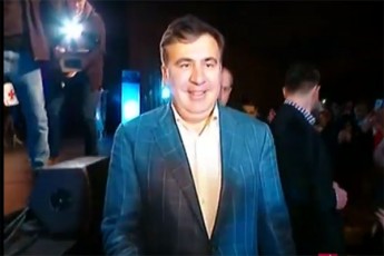 ra-xdeba-am-wuTebSi-lieJSi-mdebare-darbazSi-mixeil-saakaSvilis-mxardamWerebTan-Sexvedramde-video