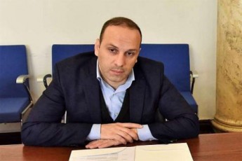 es-aris-Tavxedi-biWis-gakeTuli-gancxadeba