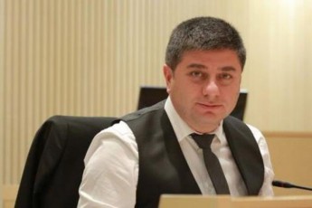 ar-vapireb-baton-biZinas-vuRalato