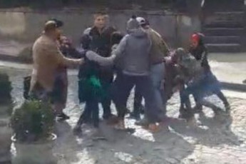 TbilisSi-boSaTa-jgufi-turistebs-Tavs-daesxa---waarTves-safuleebi-da-piradi-nivTebi