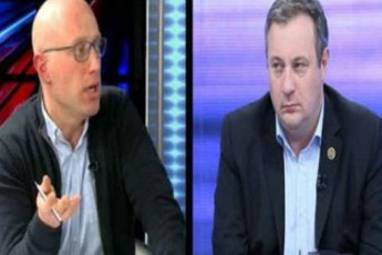 mtyuanis-dedas-Sev-imitom-aZvirebT-sigarets-rom-Rorebi-xarT-ver-gaZexiT