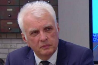 ar-uyidoT-17-wlis-Svils-avtomobili-es-igivea-4-5-wlis-bavSvs-gadatenili-kalaSnikovi-misceT