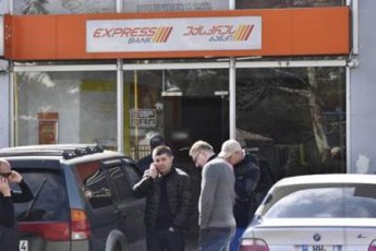 gogos-ukiTxavs-risTvis-gWirdebiTo-da-gamtaceblebs-uTqvamT-xval-naxavTo---ras-amboben-axloblebi