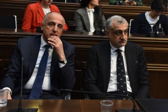 vin-miutana-mamuka-xazaraZes-Ss-ministris-werili---kurierma-Suamavlis-vinaoba-daadgina