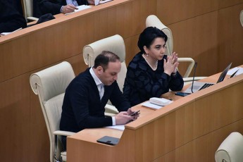 anri-oxanaSvili-gaerkva-parlamentis-labirinTebSi---patara-kacunebze-komentars-nu-gamakeTebinebT