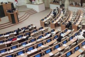 ganaTlebis-ministris-angariSi-cariel-darbazSi---sxdomas-ramdenime-deputati-eswreba