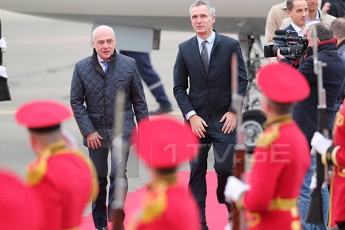 nato-s-generaluri-mdivani-iens-stoltenbergi-saqarTveloSi-Camovida