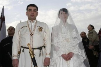 samefo-ojaxis-axali-skandali---dedofali-mefes-cemaSi-adanaSaulebs