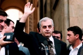 zviad-ZiZiguri-bednieri-da-gaxarebuli-var-rom-zviad-gamsaxurdias-saxl-muzeumis-gakeTebis-ambavSi-biZina-ivaniSvili-CaerTo