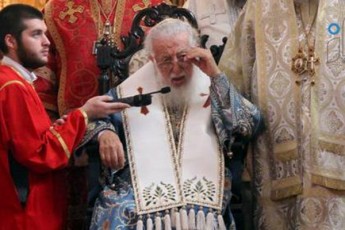 patriarqi-premieri-Sempirda-skolebis-programebSi-galoba-da-xalxuri-simRera-Seva