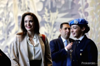 anjelina-joli-politikaSi-modis