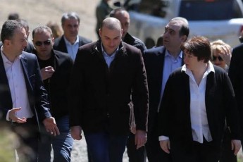 premier-ministri-sofel-SuasurebSi-skolis-moswavleebsa-da-pedagogebs-Sexvda
