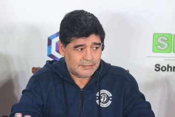 maradona-fexburTidan-wasvlas-apirebs