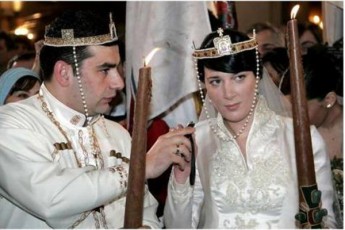ana-da-daviT-bagrationebi-ZviradRirebul-avtomobilebs-ver-iyofen